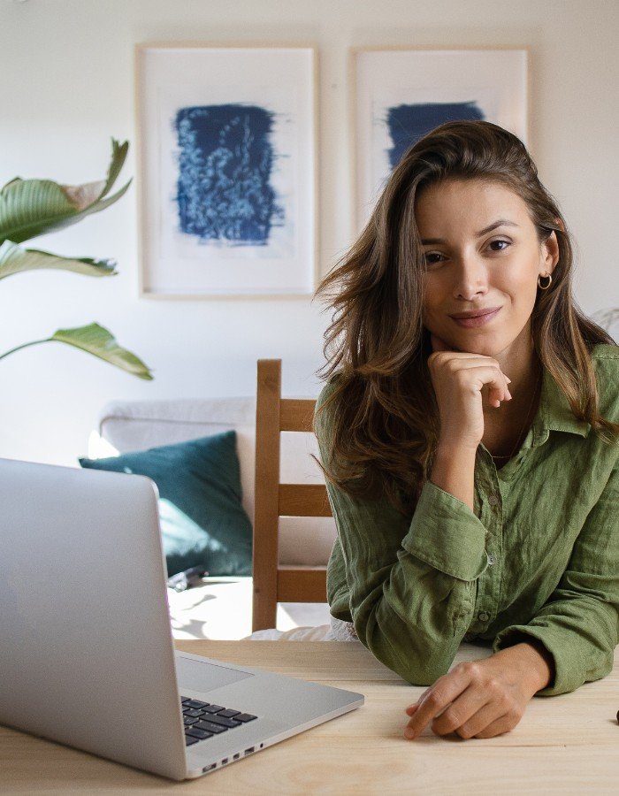 Start a Niche Blog A women blogger with laptop.